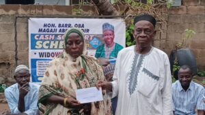 36c9d409-e4c9-42e8-a593-7ea404734839-300x169 Beneficiaries, Warah Osin/Egbejila Ward Residents Commend Oba AbdulKadri Magaji Over Cash Support Scheme