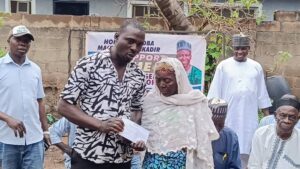 494794fa-9b43-45ad-ba70-cd563874bb59-1-300x169 Beneficiaries, Warah Osin/Egbejila Ward Residents Commend Oba AbdulKadri Magaji Over Cash Support Scheme