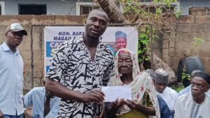7adde9b9-f6d1-4a94-ad9c-c2e3d832b5a0-300x169 Beneficiaries, Warah Osin/Egbejila Ward Residents Commend Oba AbdulKadri Magaji Over Cash Support Scheme