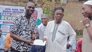a0d06cf6-0283-46dd-865e-cc7d95b82158-300x169 Beneficiaries, Warah Osin/Egbejila Ward Residents Commend Oba AbdulKadri Magaji Over Cash Support Scheme